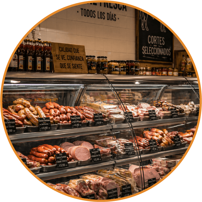 Vitrina con embutidos y carnes en una tienda delicatessen.
