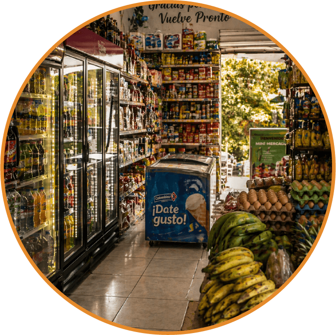 Mercado con frutas y verduras frescas.