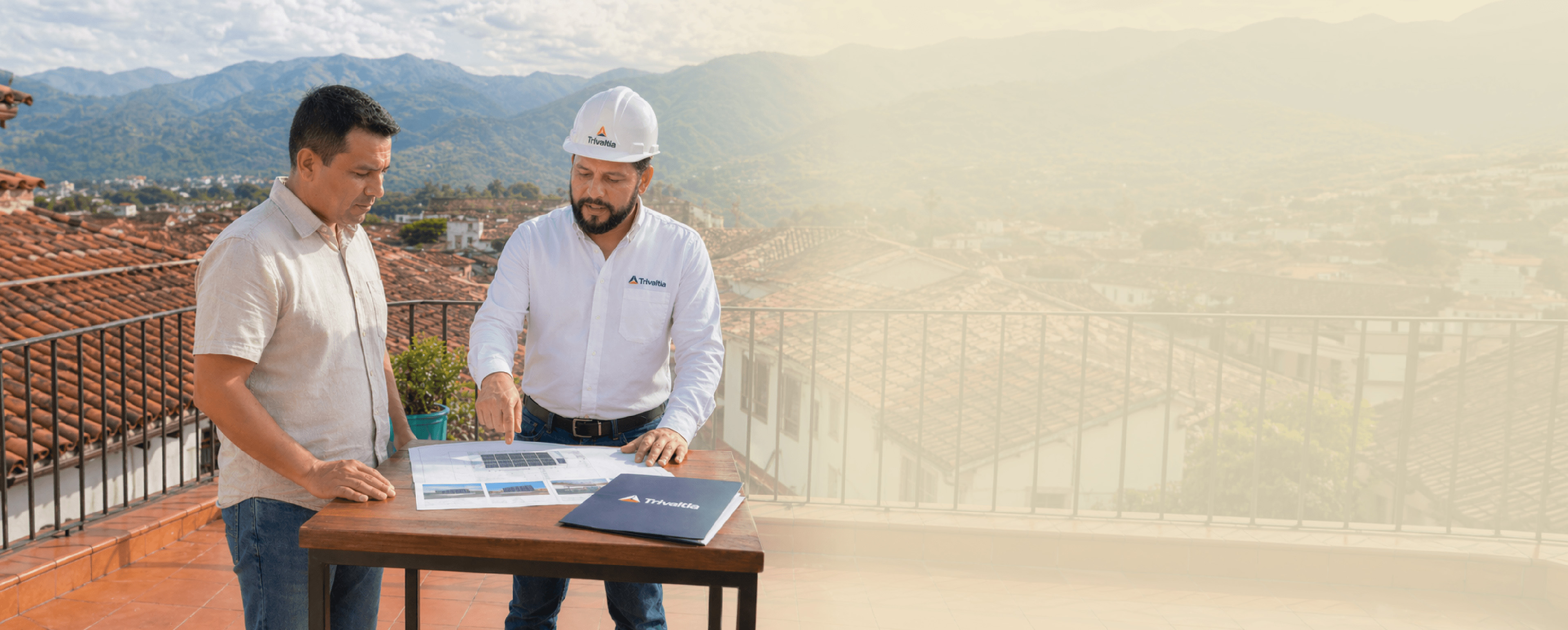 Asesor de Trivaltia explicando la instalación de paneles solares en un tejado.